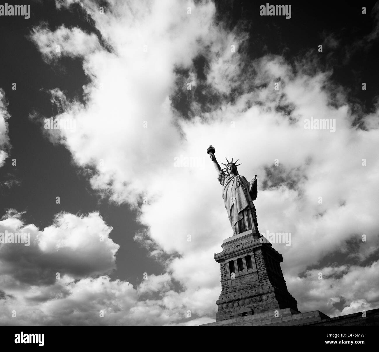 Statua della Libertà, puffy nuvole, New York, NY, STATI UNITI D'AMERICA Foto Stock