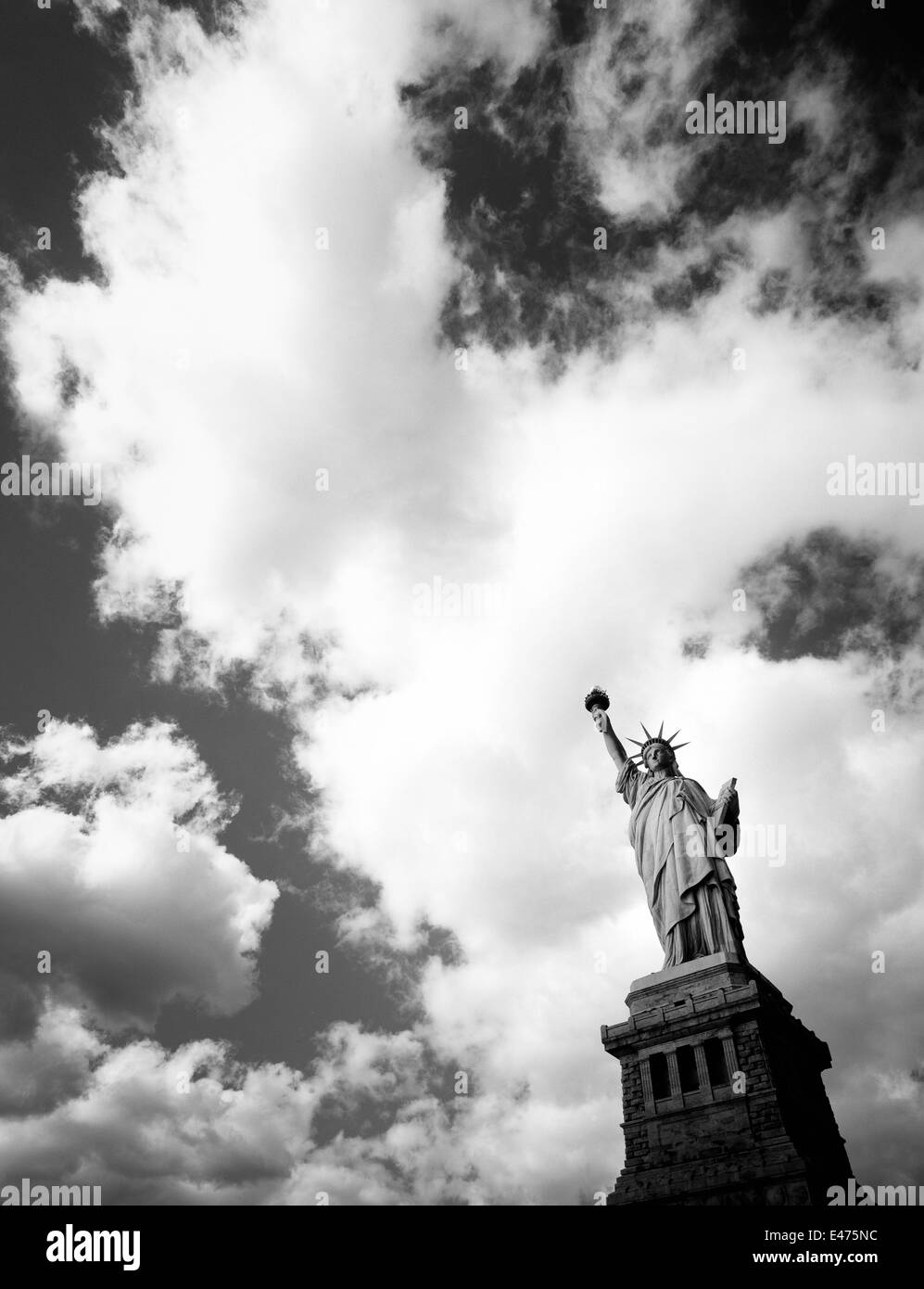 La statua della libertà e le nuvole New York NY USA Foto Stock