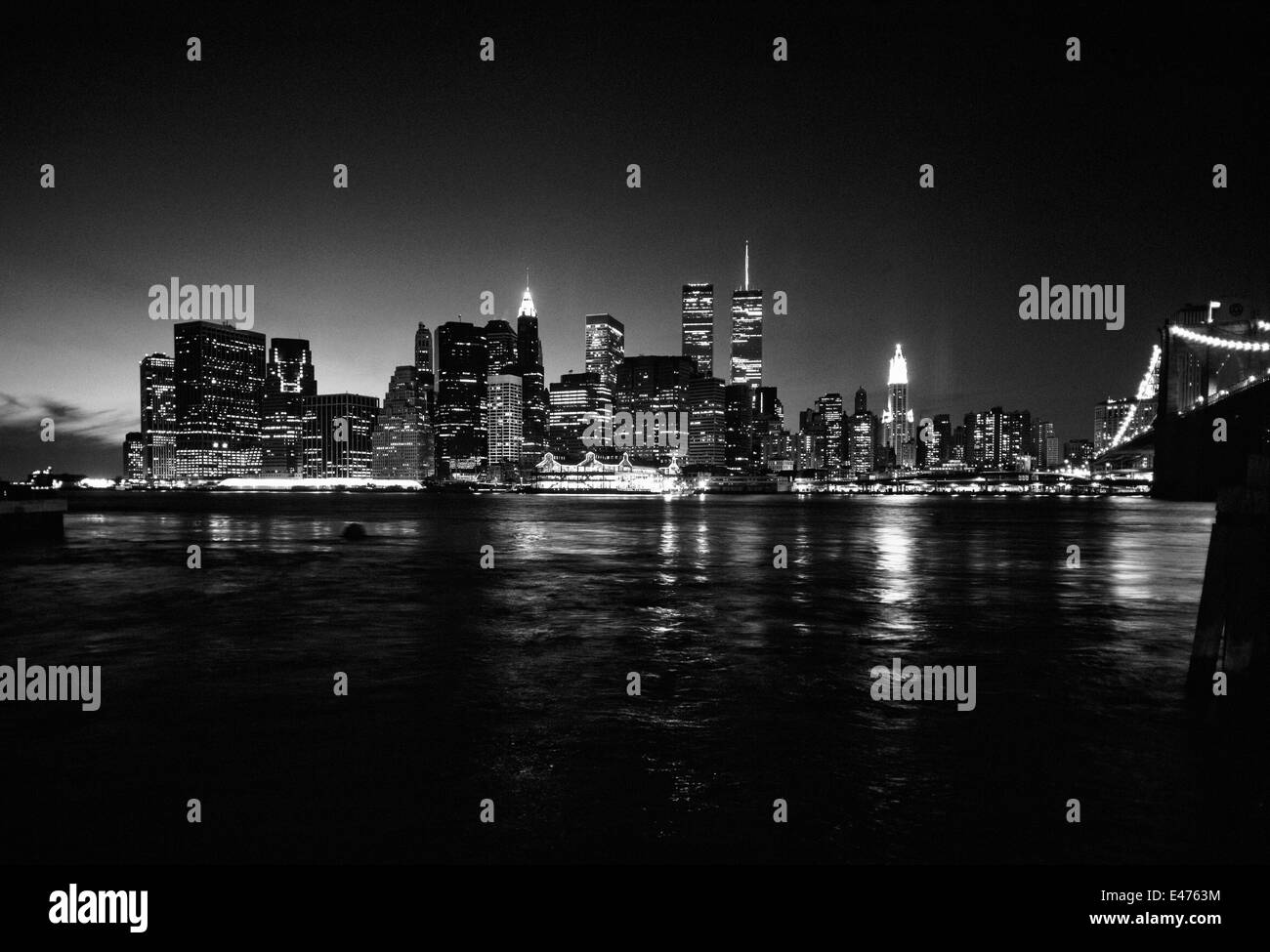 Inferiore dello skyline di Manhattan e East River di notte, prima dell'11 settembre 2001, New York City NY USA Foto Stock