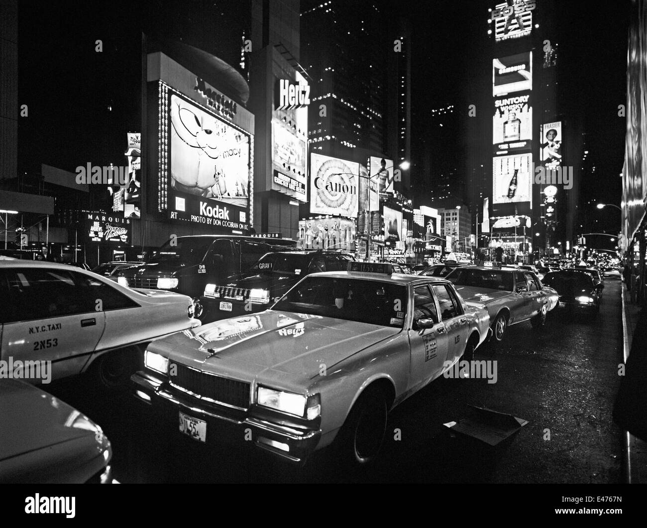Taxi su Broadway a Times Square di notte Manhattan New York City NY USA Foto Stock