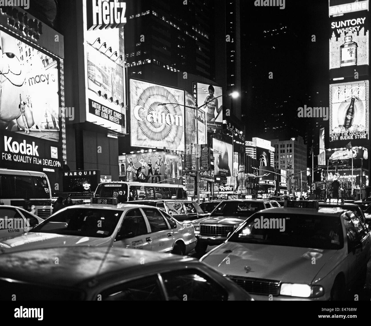 Il traffico automobilistico su Broadway a Times Square di notte Manhattan New York City NY USA Foto Stock