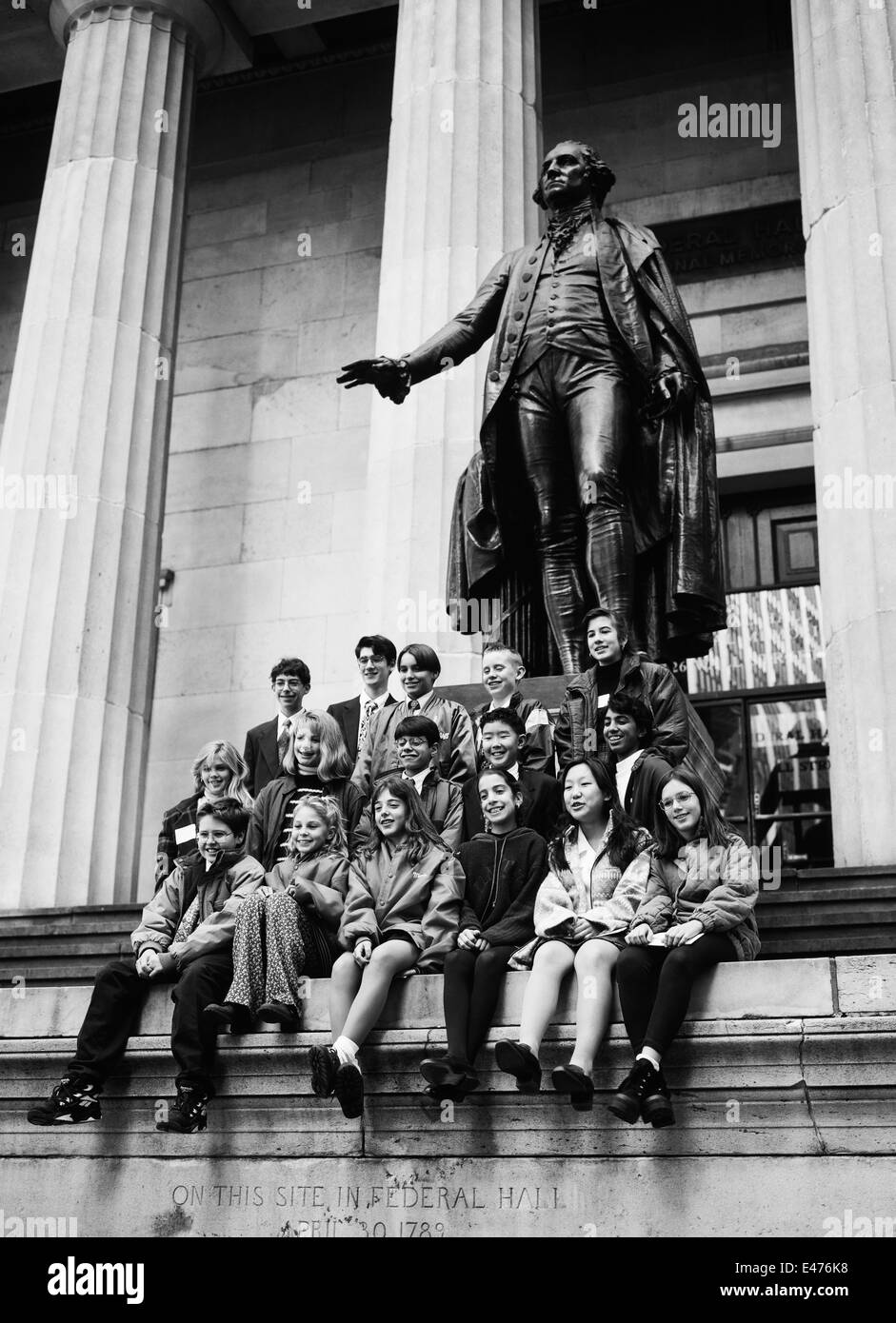 Scolari presso la George Washington statua e Federal Hall Wall street Manhattan New York City NY USA Foto Stock