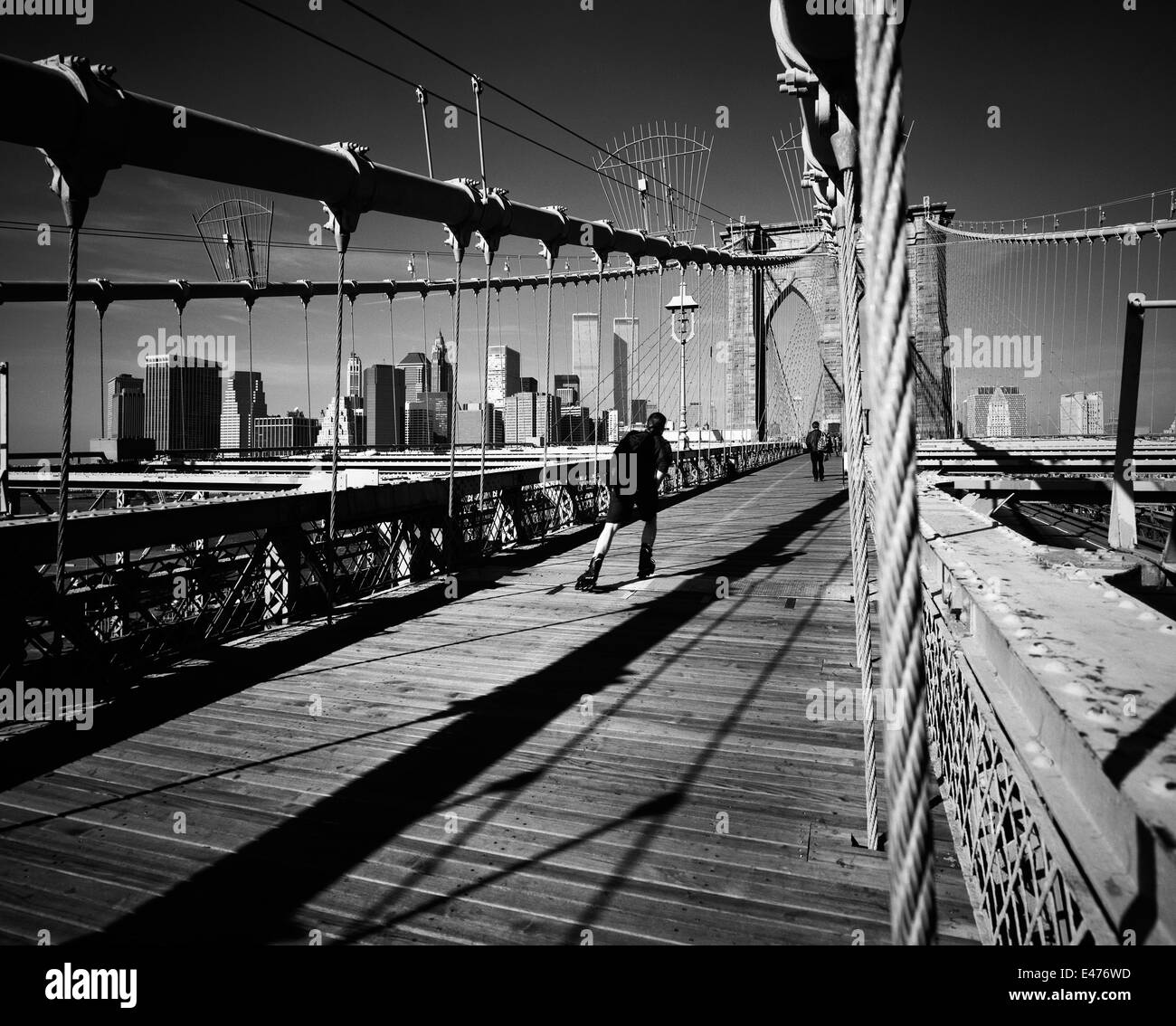 Skater del rullo sul ponte di Brooklyn e la parte inferiore dello skyline di Manhattan prima dell' 11 settembre 2001 New York City NY USA Foto Stock