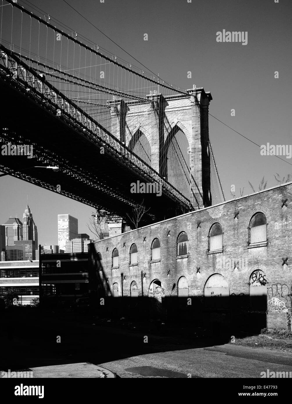 Vecchi magazzini sotto il ponte di Brooklyn, acqua street, Dumbo, Brooklyn, New York City , New York, NY, STATI UNITI D'AMERICA Foto Stock