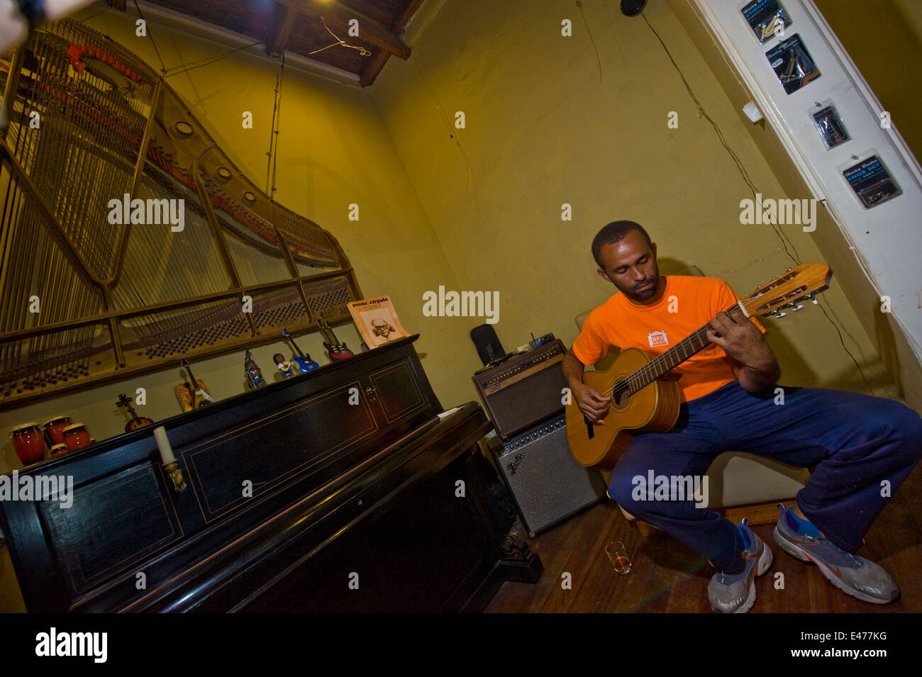 Musical jam session in un piccolo club di Mindelo, Sao Vicente Isola, Capo Verde. Foto Stock