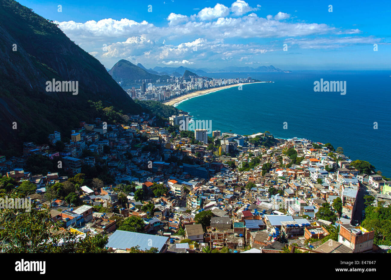 Vista di sud di Rio de Janeiro da uno del punto più alto della favela del Vidigal (Alto Vidigal Foto Stock