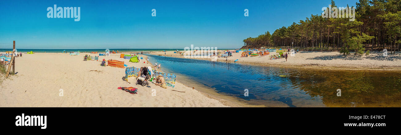 Fiume Piaśnica terminante nel Mar Baltico vicino Dębki, Polonia Foto Stock