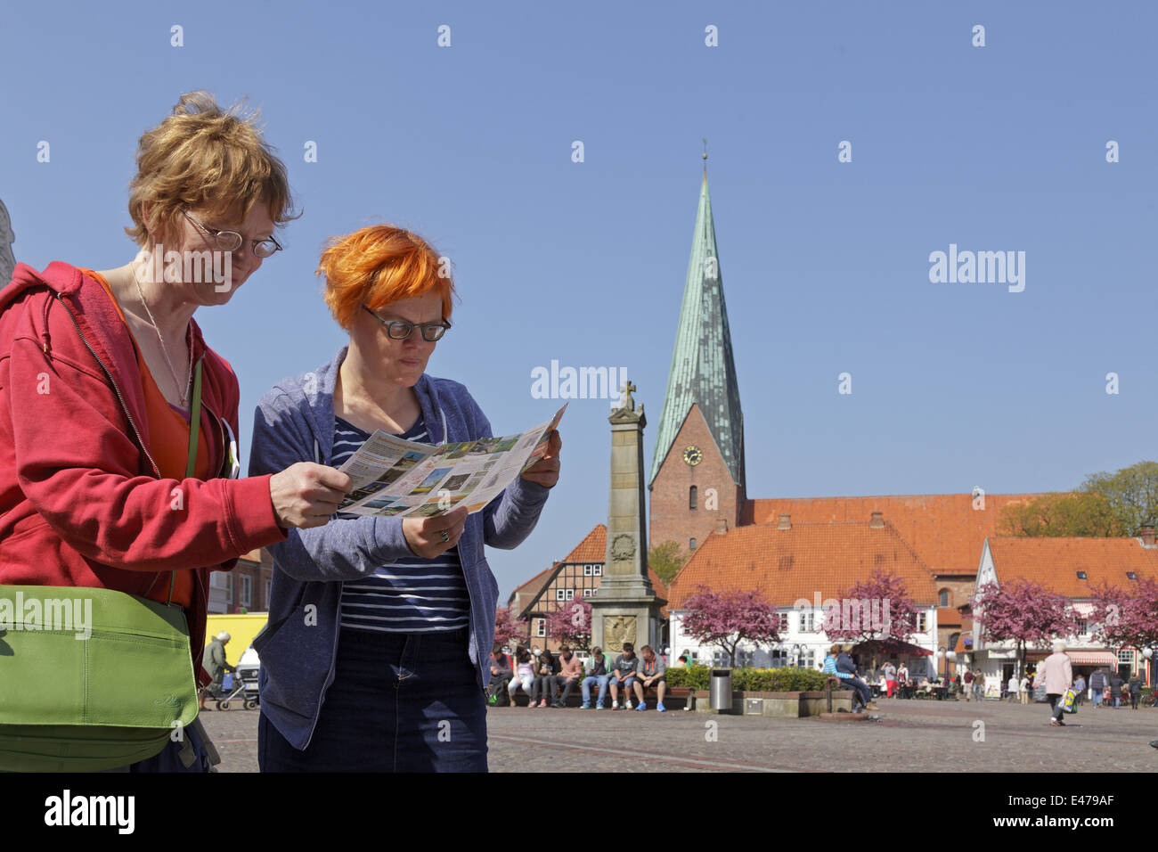 Due donne guardando alla mappa della città, Eutin, Schleswig-Holstein, Germania Foto Stock