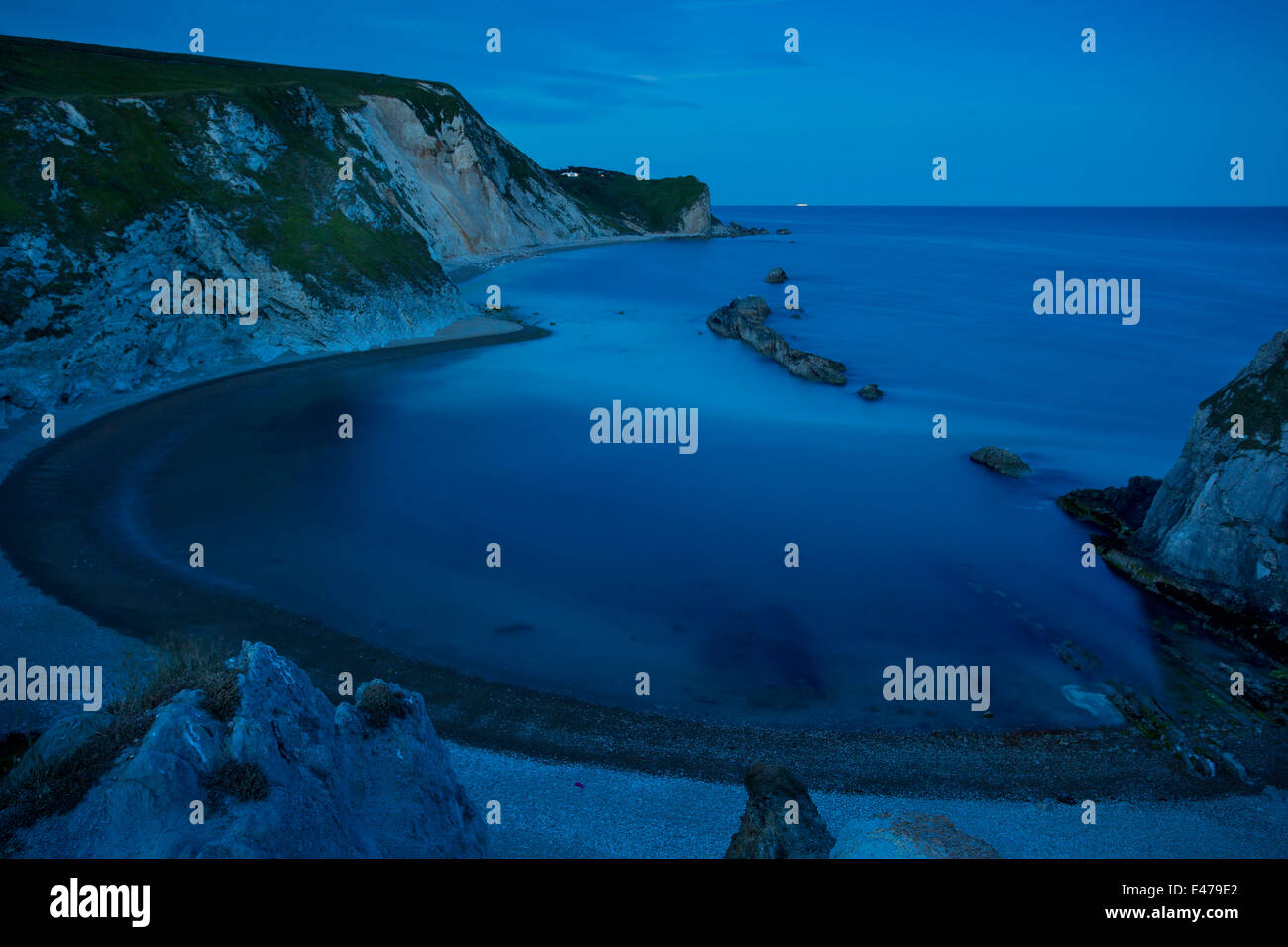 Notte sull uomo o la guerra Bay lungo la Jurassic Coast, Dorset, Inghilterra Foto Stock