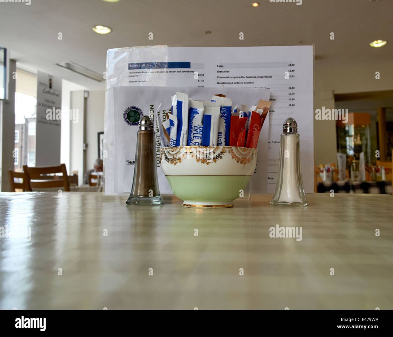 Menu e condimenti su un café tabella England Regno Unito Foto Stock