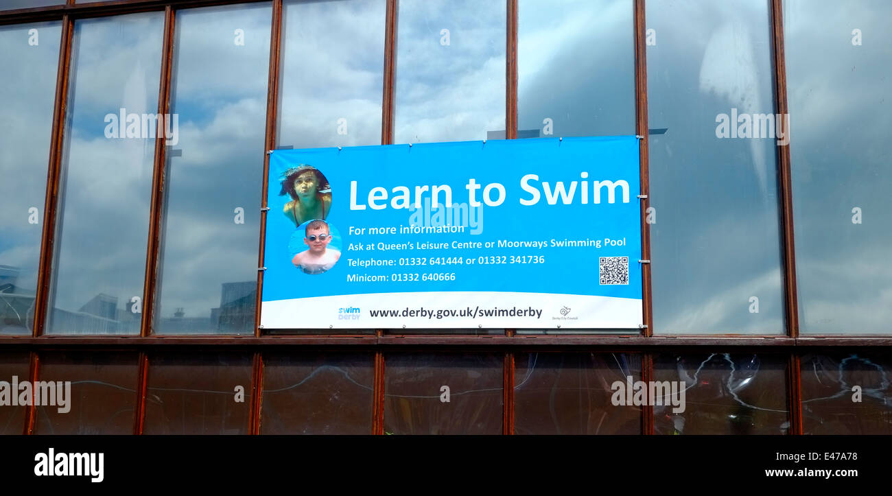 Imparare a nuotare banner segno Derby Inghilterra REGNO UNITO Foto Stock
