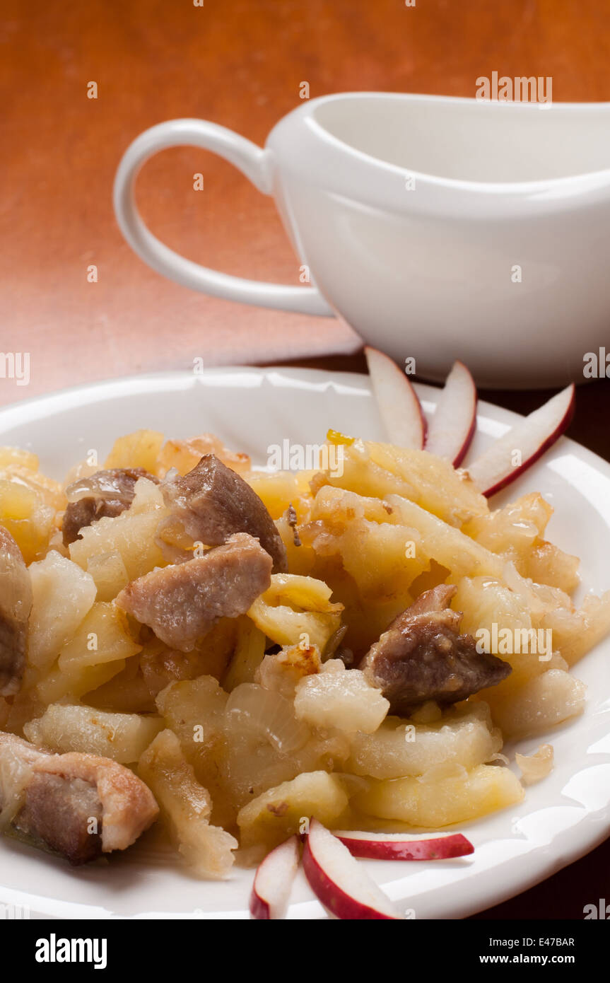 Arrosto di carne home food nuovo piatto di maiale piastra pezzi impostazione tabella di cucina deliziosa cucinata reso a Apple salsiera no patate f Foto Stock