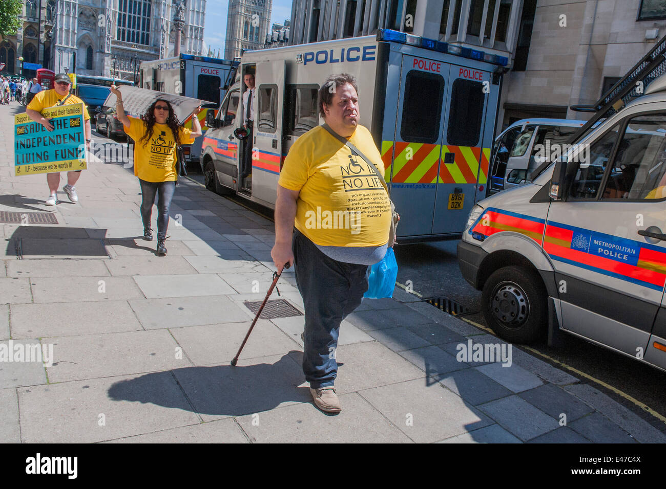 Londra, Regno Unito. 04 Luglio, 2014. DPAC organizzare una manifestazione di protesta al di fuori del Dipartimento del Lavoro e delle pensioni per chiedere loro di salvare la vita indipendente di fondo. Vi è una forte presenza di polizia in background, dopo la chiusura di Abbazia durante il fine settimana, ma gli ufficiali di collegamento sono molto cordiali. Westminster, Londra, Regno Unito 04 luglio 2014. Credito: Guy Bell/Alamy Live News Foto Stock