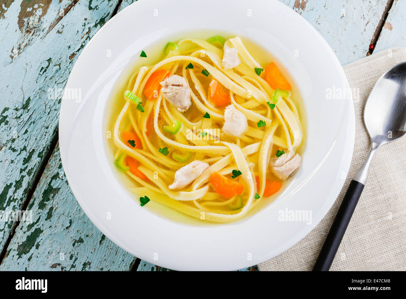 Zuppa di pollo con tagliatelle fatte in casa Foto Stock