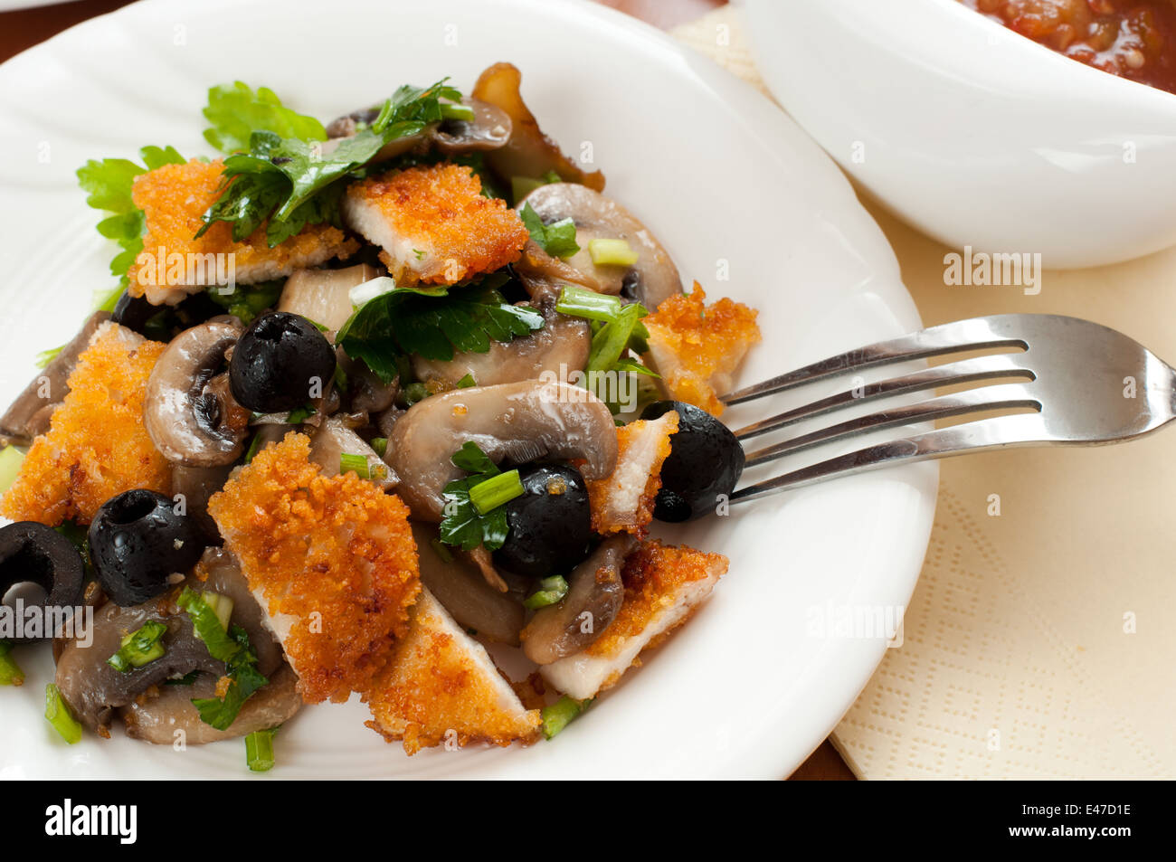 Olive insalata di petto di pollo carni bianche salsa verde forcella cibo nuovo piatto salsiera catering funghi nessuno Foto Stock