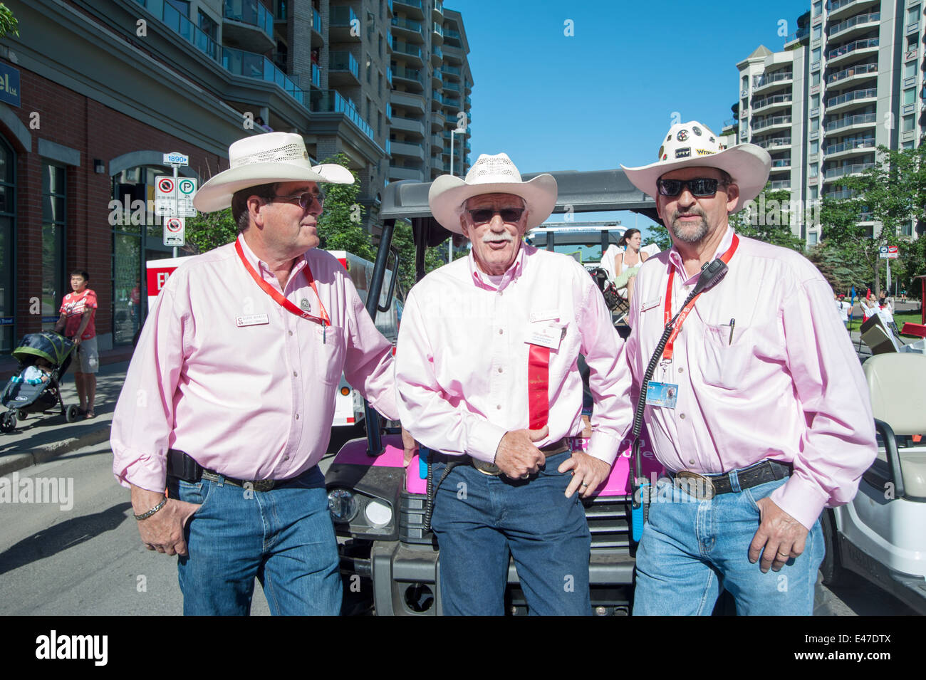 Calgary Stampede Parade marshalls nel loro cappelli da cowboy, Calgary, Alberta, Canada Foto Stock