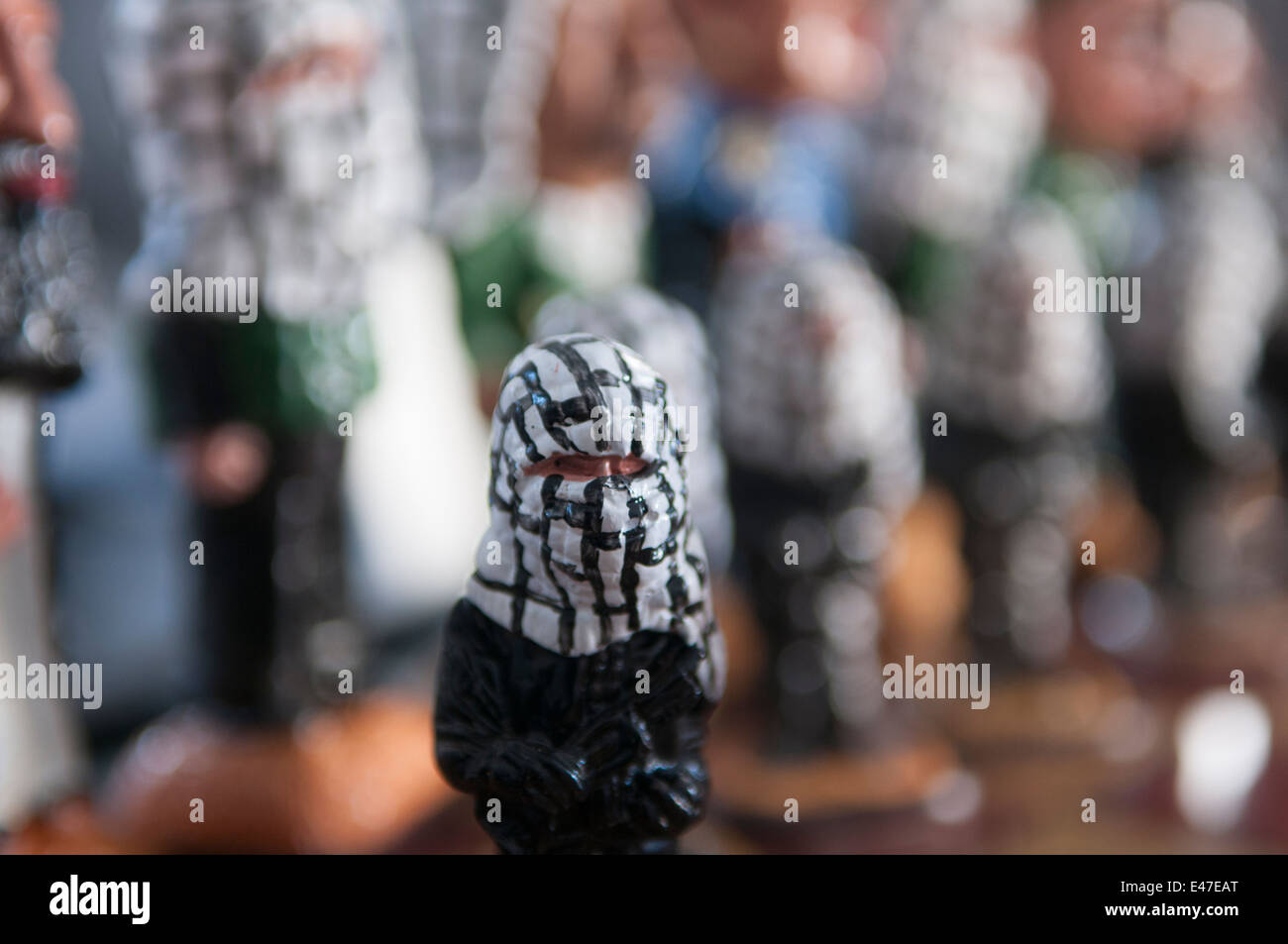 Figurina di un terrorismo jihadista come parte di un set di scacchi Foto Stock