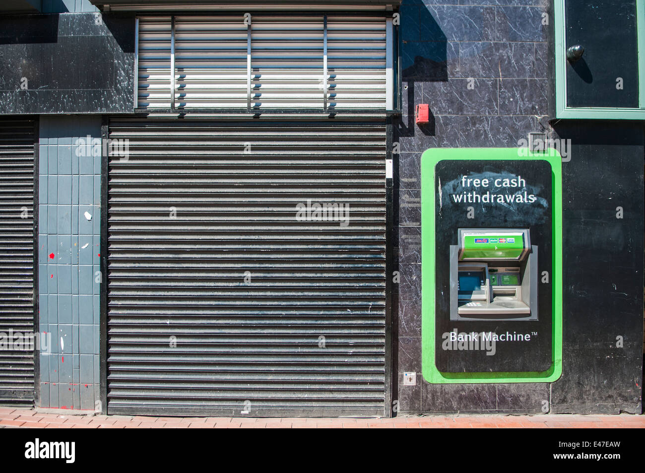 Bancomat accanto a un negozio chiuso Foto Stock
