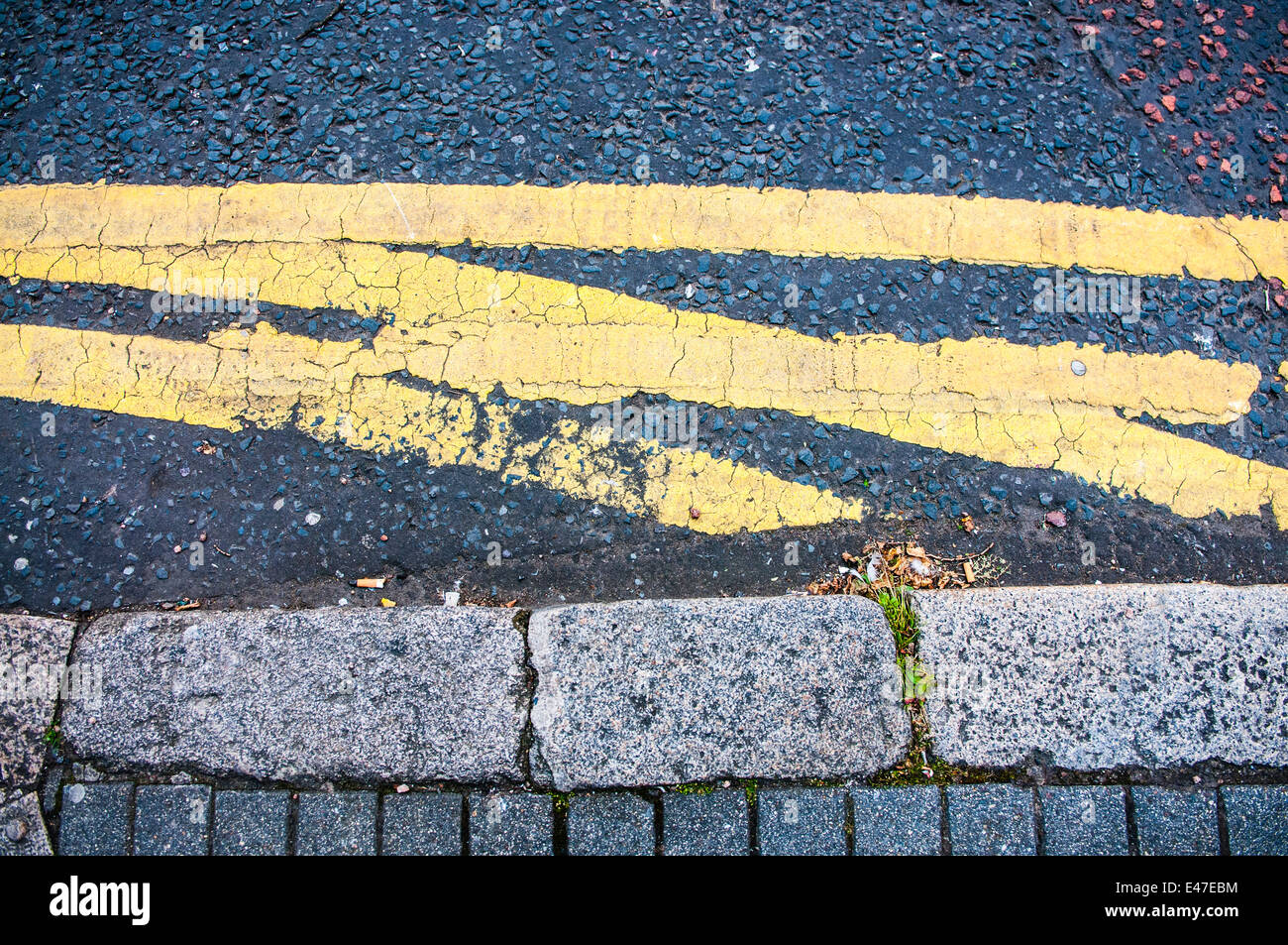 Serie di dipinti erroneamente doppie linee di colore giallo Foto Stock