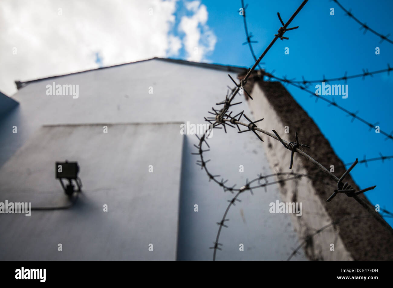 Filo spinato sul lato di un edificio Foto Stock