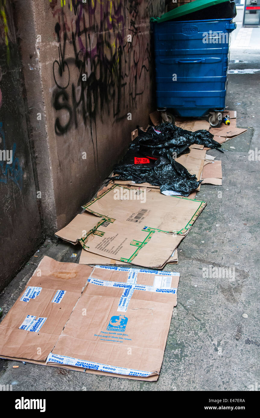 Scatole di cartone sul terreno in un vicolo, utilizzato da persone senza dimora. Foto Stock