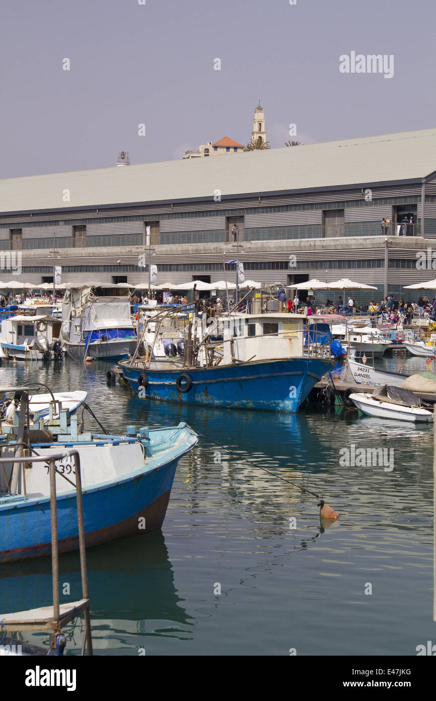 Fisherman's barche di mattina nella vecchia Jaffa porta in Israele. La gente camminare nei più antichi porti del mondo Foto Stock