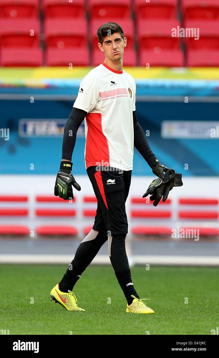 Brasilia, Brasile. 4 Luglio, 2014. In Belgio, il portiere Thibaut Courtois reagisce durante una sessione di formazione in Brasilia, Brasile, il 4 luglio 2014, in anticipo di un quarto di finale match tra Argentina e Belgio del 2014 FIFA World Cup. Credito: Li Ming/Xinhua/Alamy Live News Foto Stock