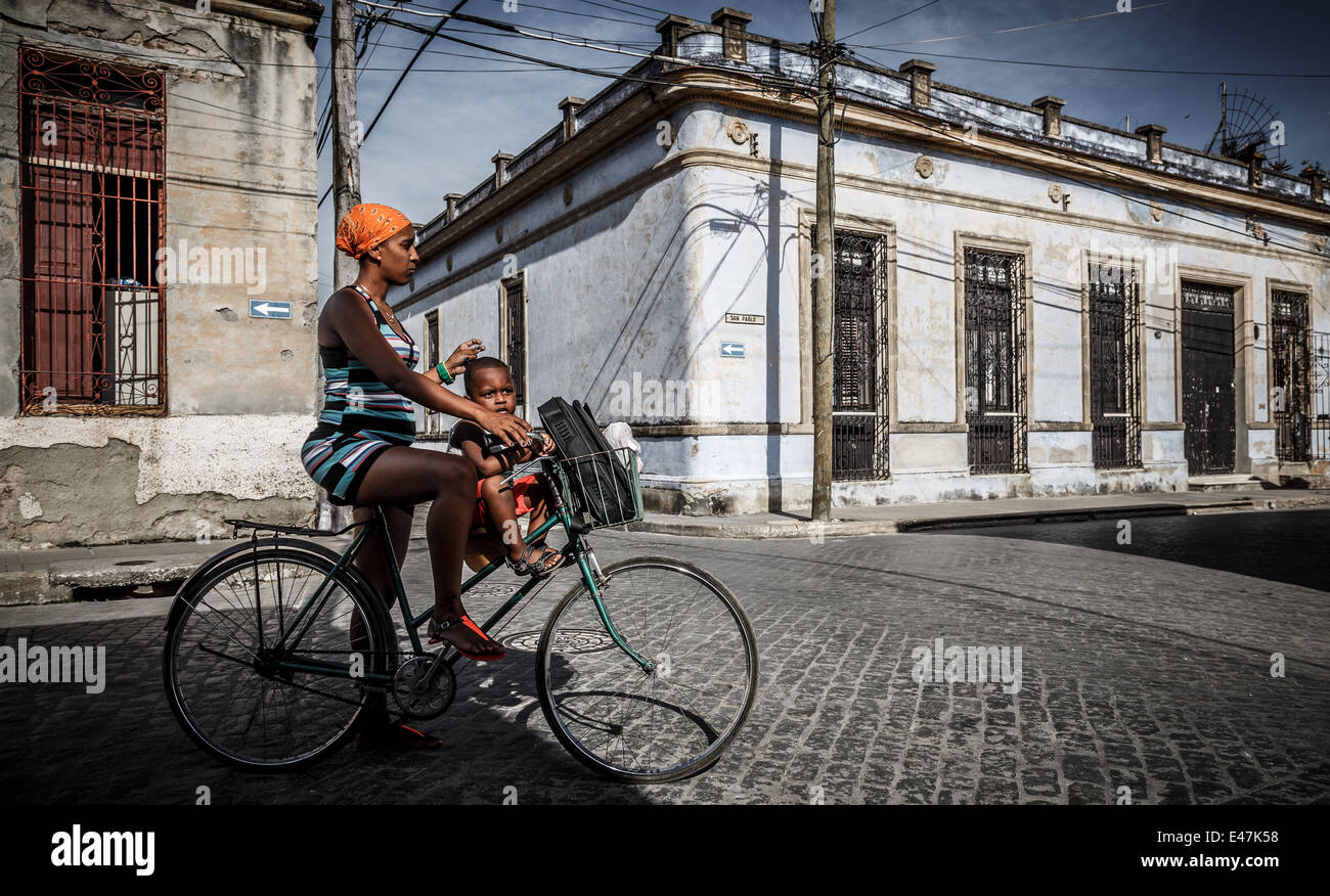 Donna con bambino in bici a Camaguey, Cuba Foto Stock
