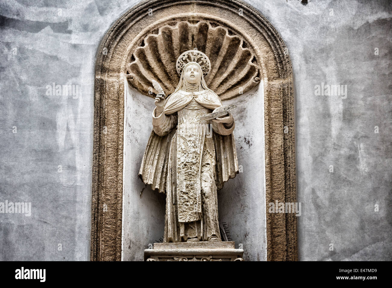 Santa Teresa di Lisieux statua sulla facciata della chiesa e del convento delle Carmelitane Scalze nel centro storico di Gallipoli (Le) Foto Stock