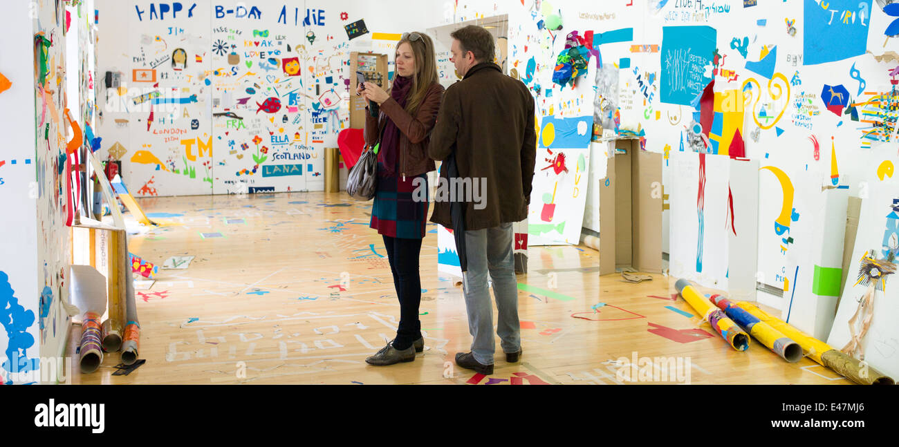 I turisti all'Atelier pubblico 2, mostra di artwork da membri del pubblico nella Galleria di Arte Moderna, Goma,,Glasgow Scotland Regno Unito Foto Stock