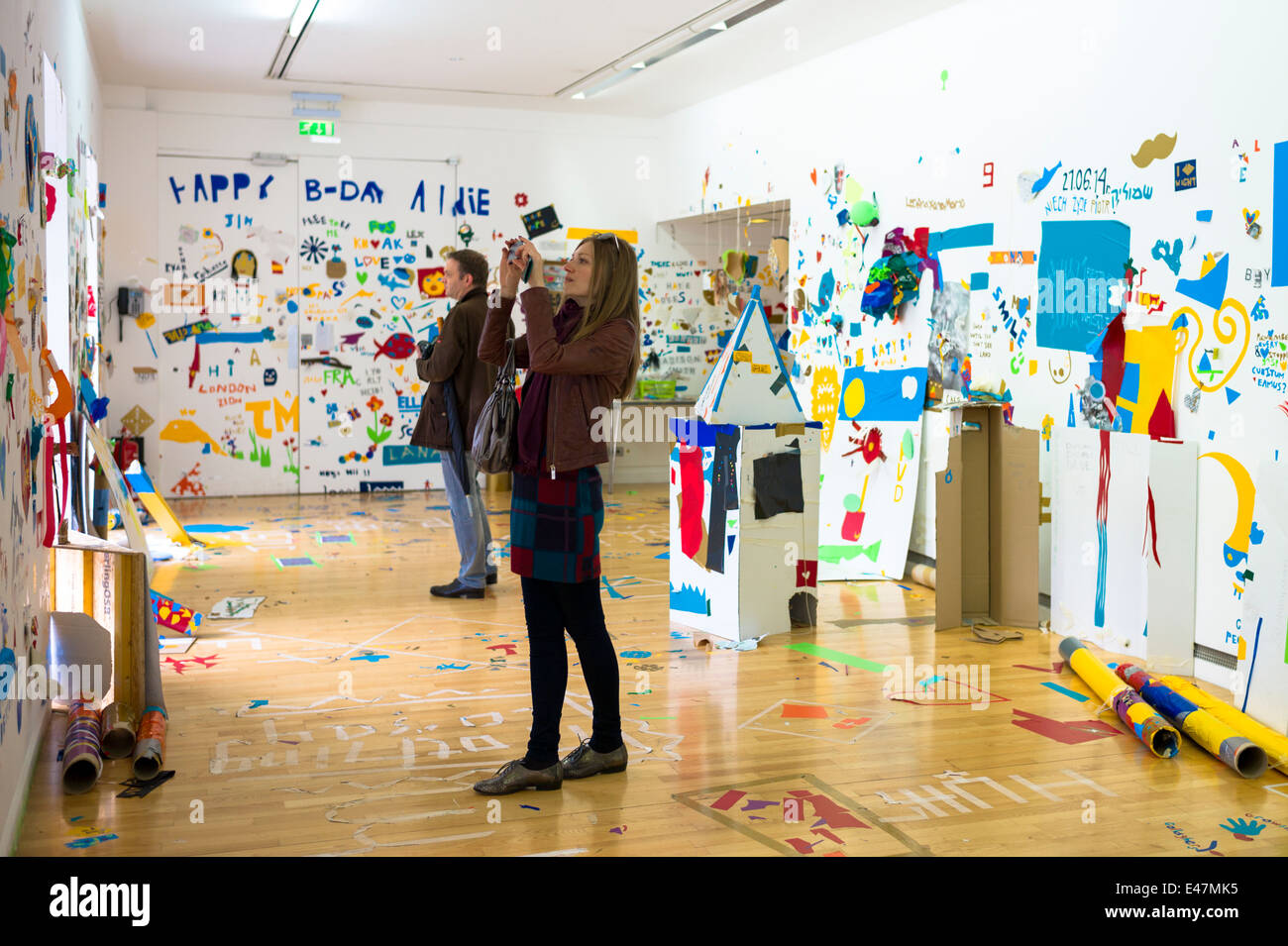 I turisti all'Atelier pubblico 2, mostra di artwork da membri del pubblico nella Galleria di Arte Moderna, Goma,,Glasgow Scotland Regno Unito Foto Stock