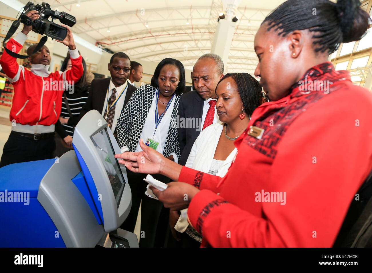 Nairobi, in Kenya. 4 Luglio, 2014. Trasporto del Kenya e Cabinet infrastruttura segretario Michael Kamau (terza R) ispeziona il check-in self-service attrezzature presso il nuovo terminal dell'Aeroporto Internazionale Jomo Kenyatta (JKIA) a Nairobi, capitale del Kenya, 4 luglio 2014. Il JKIA terminale nuovo edificio che fu costruito dall' industria aeronautica Corporation di Cina (AVIC) International Holding Corporation, avviato un test del venerdì. L'edificio, con un'area di costruzione di 25,000 metri quadrati, inizierà a tre settimane di funzionamento di prova in data 8 luglio. © Meng Chenguang/Xinhua/Alamy Live News Foto Stock
