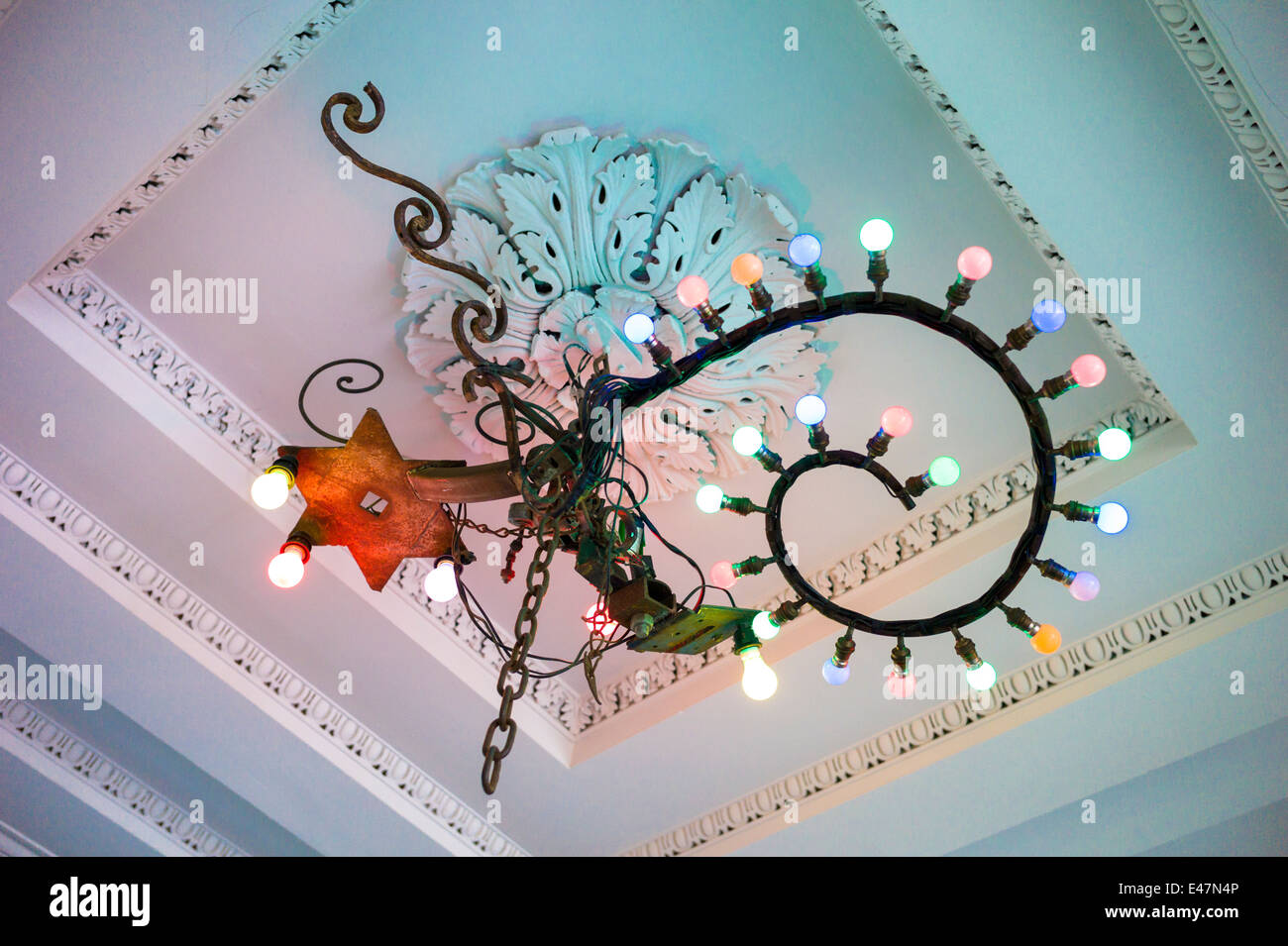 Illuminazione contemporanea e tradizionale periodo delle modanature del soffitto della galleria di arte moderna, Goma, Glasgow, Scotland, Regno Unito Foto Stock