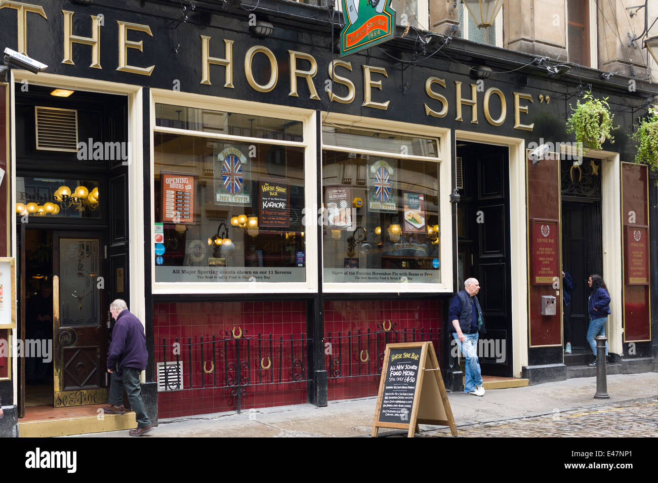 I clienti a Horse Show public house, un pub tradizionale, in Drury Street off Buchanan Street a Glasgow, Scotland, Regno Unito Foto Stock