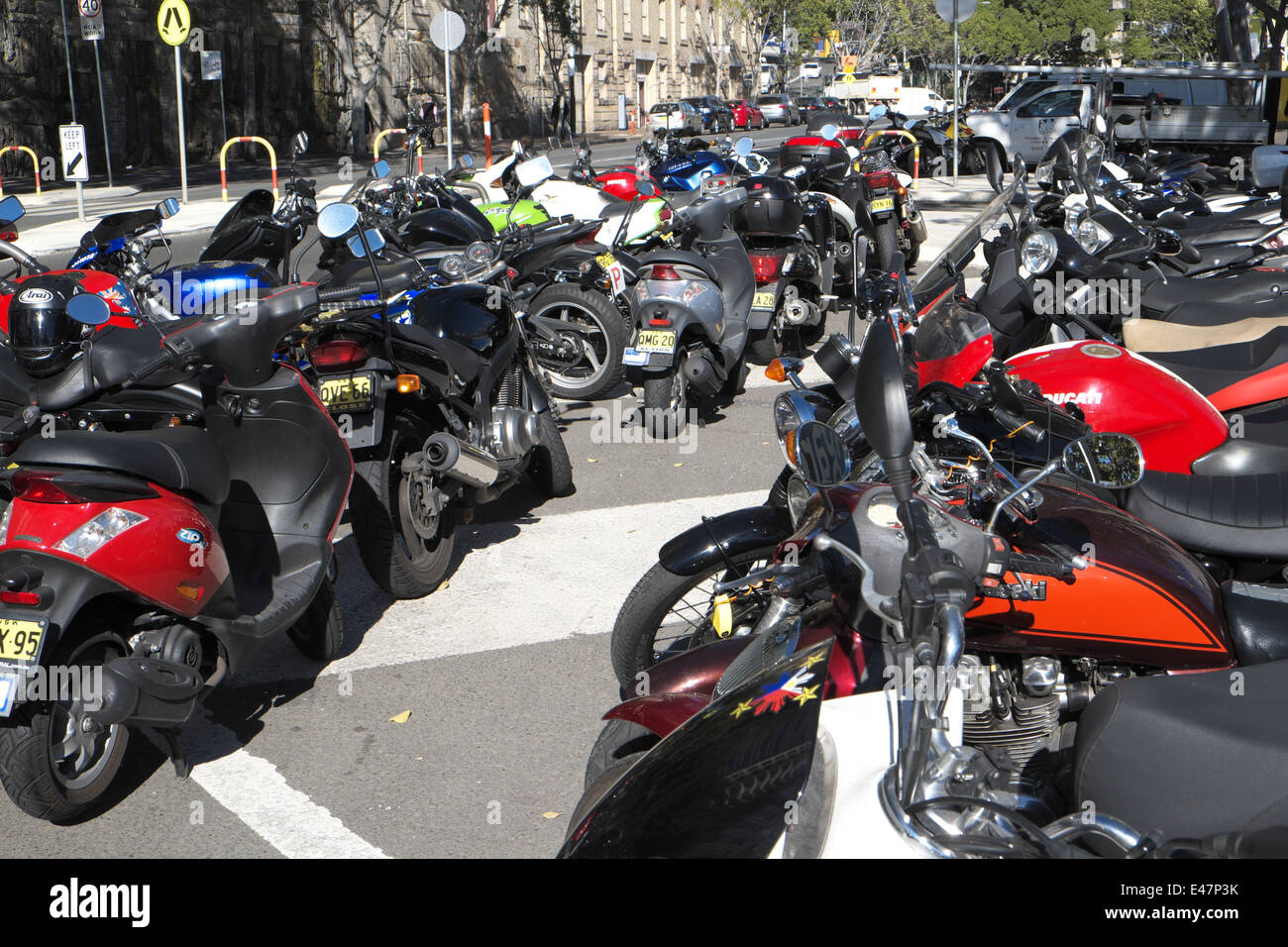 Motociclisti riempire tutti disponibili spazi bici su strada hickson nel Sydney;s centro,l'australia Foto Stock