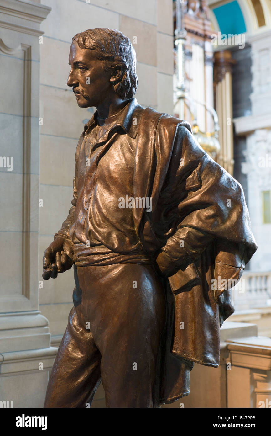 La scultura del famoso scozzese, lo scrittore e poeta Robert Louis Stevenson a Kelvingrove Art Gallery and Museum di Glasgow, Scozia Foto Stock