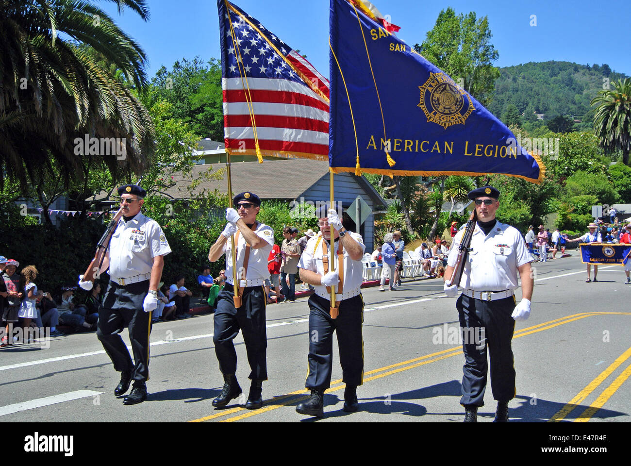 Corte Madera, California, USA. 04 Luglio, 2014. Corte Madera in California. Membri del San Anselmo ramo della legione americana color guard marzo nell'annuale Corte Maera Marin County parade. Credito: Bob Kreisel/Alamy Live News Foto Stock