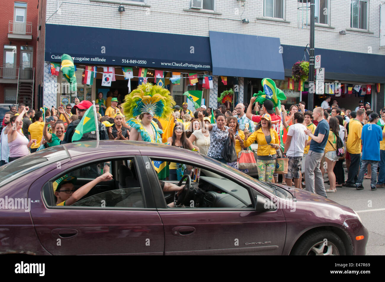 Montreal, Canada. 04 Luglio, 2014. Venerdì 4 luglio 2014, centinaia di appassionati di calcio riempito di Montreal, caffetterie e strade per assistere alla finale del gioco laterale tra la Colombia e Brasile. Al momento del Brasile per conquistare i cittadini di origine brasiliana partied sui marciapiedi. Foto Stock