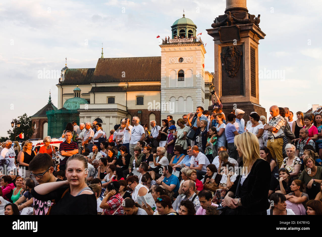 Folla raccolta sulla piazza del Castello di commemorazione Insurrezione di Varsavia Giorno del Ricordo. Varsavia, Polonia. Foto Stock