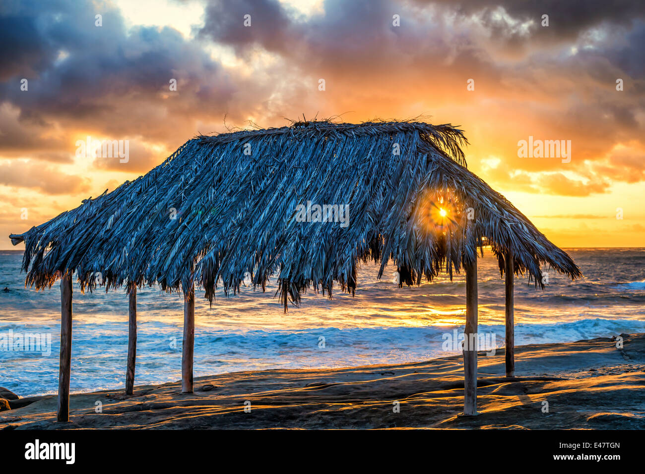 Il sole di setting producendo un sunstar attraverso il Surf Shack. Windansea Beach, La Jolla, California, Stati Uniti. Foto Stock