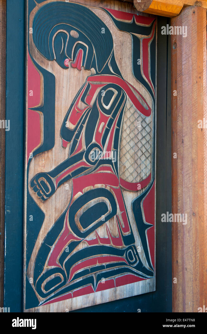 Prima della nazione nativa haida in legno intagliato pannello d'arte u'mista centro culturale, Alert Bay, British Columbia, Canada. Foto Stock