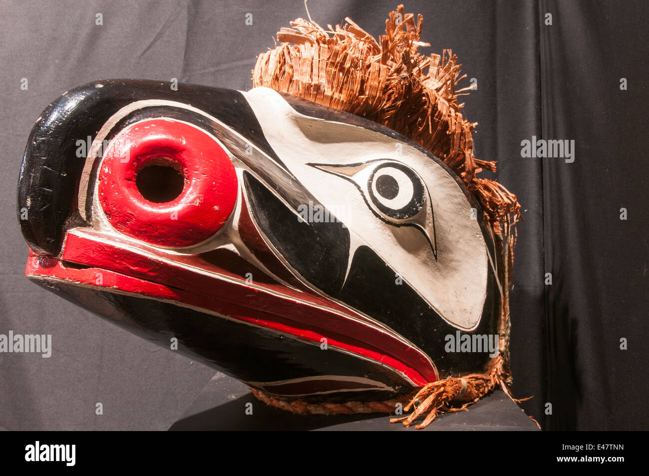 First Nation haida nativo cerimoniale intagliato maschera in legno dipinto arte U'Mista Cultural Centre Alert Bay, Vancouver Island, British Columbia, Canada. Foto Stock