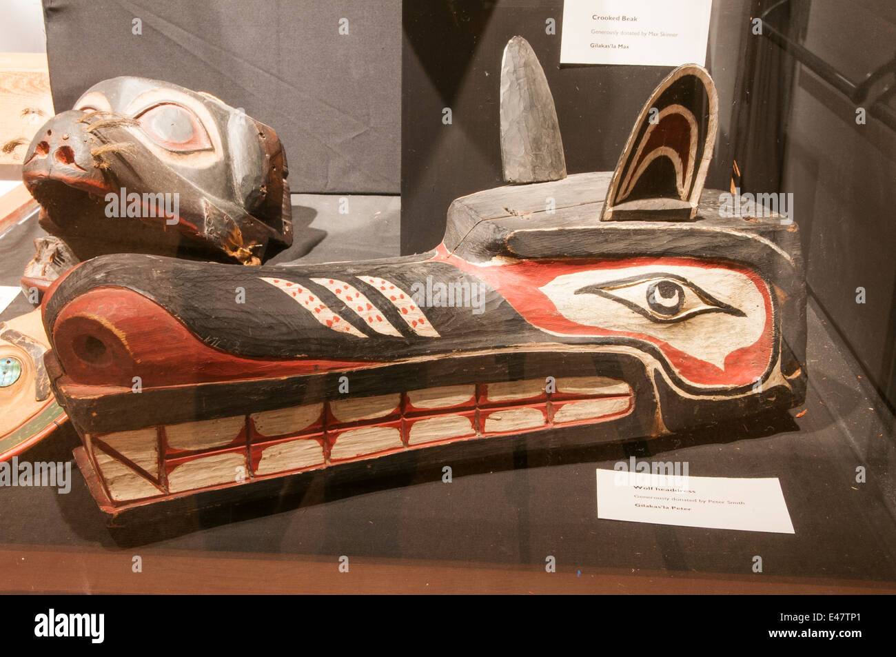 Prima Nazione haida nativo intagliato dipinto cerimoniale maschera lupo arte u'mista centro culturale, Alert Bay, British Columbia, Canada. Foto Stock