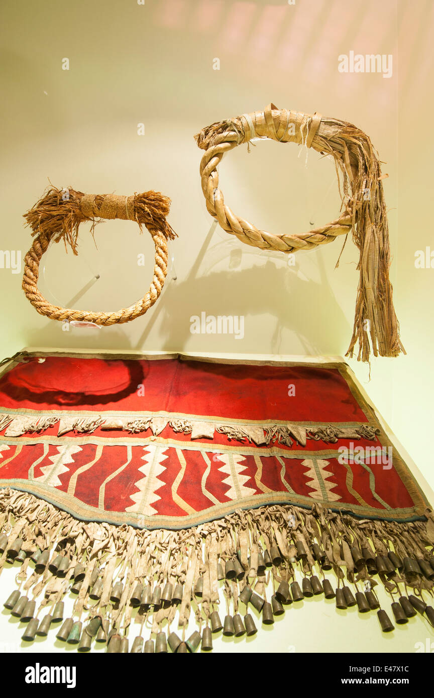 Prima nazione indiana costiere haida persone decorate corda abbigliamento Museum of British Columbia settentrionale, Prince Rupert, Canada. Foto Stock