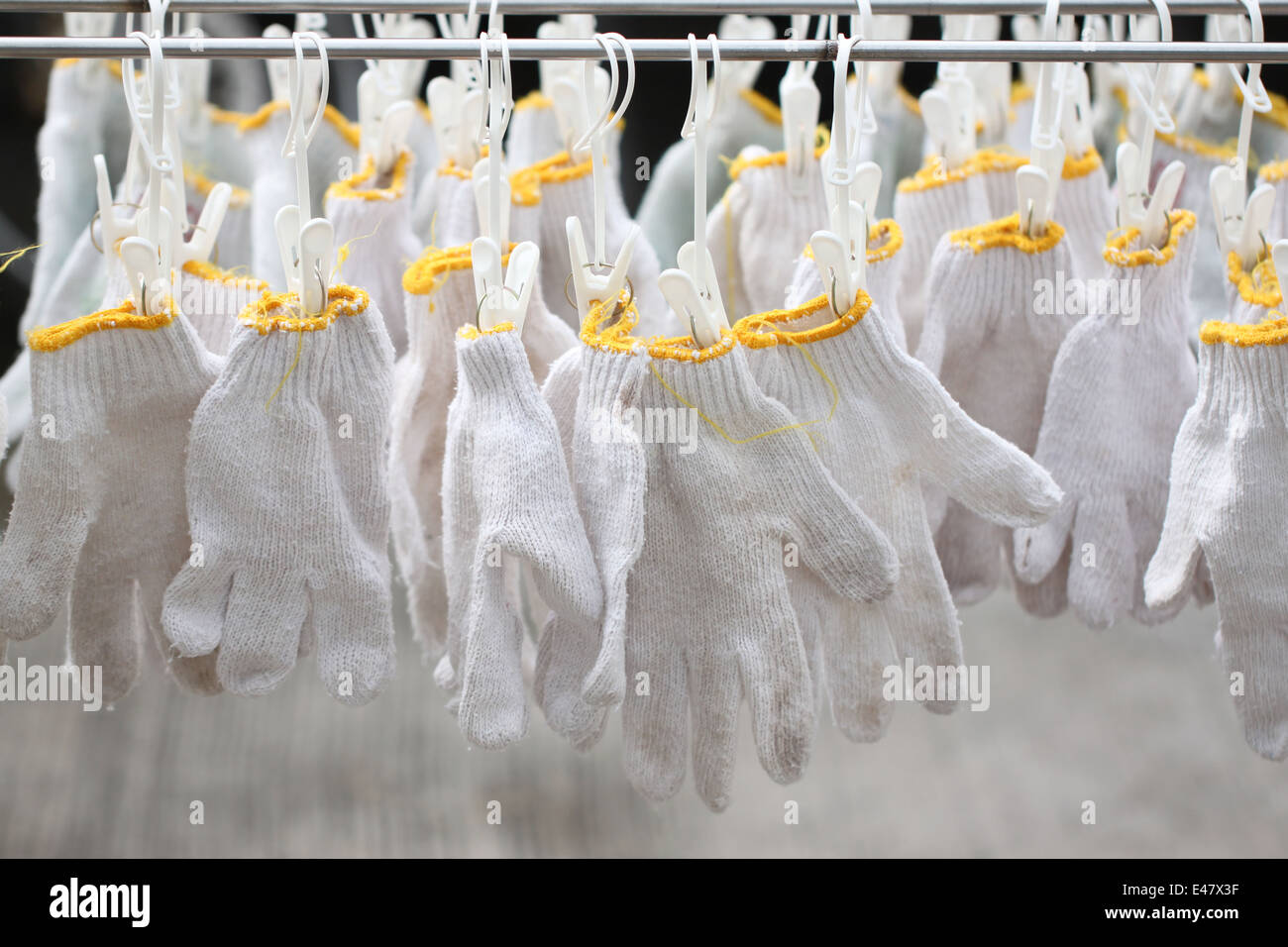 I guanti bianchi sono asciutte dopo il lavaggio. Foto Stock