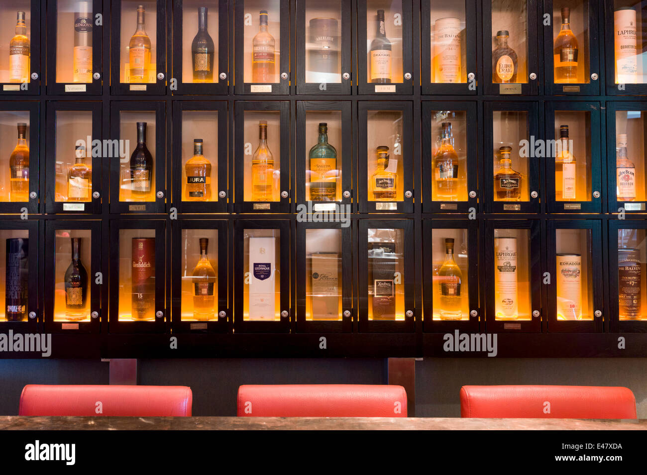 Whisky di armadietti per clienti privilegiati nella grande Scots Bar a Cameron House Hotel in Loch Lomond vicino a Glasgow, Scozia Foto Stock