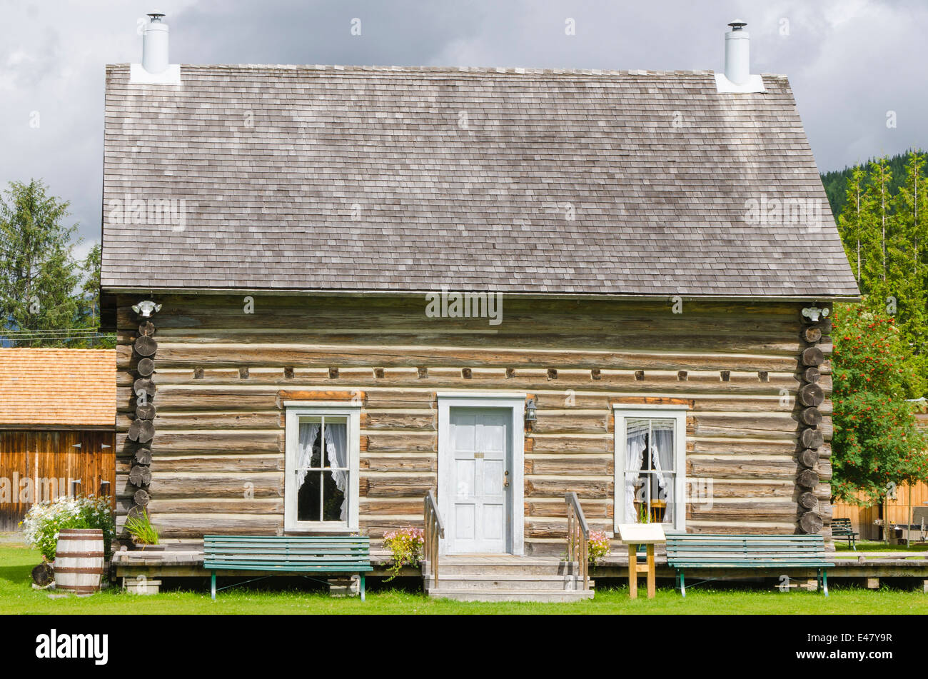 La replica di Pioneer village casa log cabin Heritage Park Museum, Terrazza, British Columbia, Canada. Foto Stock