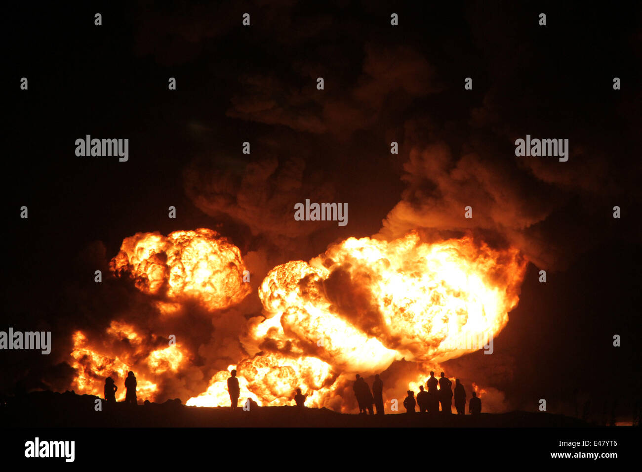 A Kabul, Afghanistan. 5 Luglio, 2014. Le fiamme salire dalla petroliera camion colpito da razzi a Kabul, Afghanistan, 5 luglio 2014. Petroliera carrelli sono stati colpiti da razzi lanciati da parte di militanti a Kabul il sabato. Credito: Ahmad Massoud/Xinhua/Alamy Live News Foto Stock