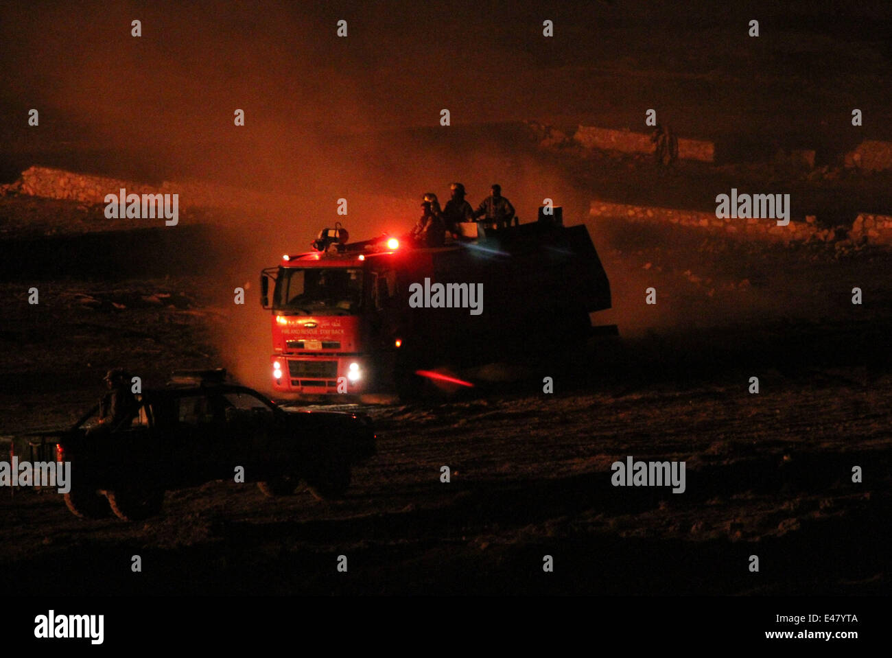 A Kabul, Afghanistan. 5 Luglio, 2014. I vigili del fuoco lavorare come fiamme salire dalla petroliera camion colpito da razzi a Kabul, Afghanistan, 5 luglio 2014. Petroliera carrelli sono stati colpiti da razzi lanciati da parte di militanti a Kabul il sabato. Credito: Ahmad Massoud/Xinhua/Alamy Live News Foto Stock