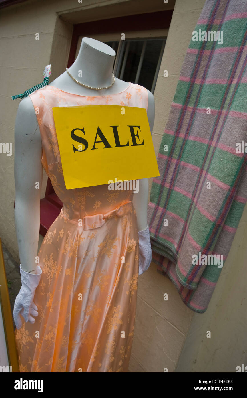 Segno di vendita su manichino con Vintage dress al di fuori del negozio al fieno non Vintage Fayre Hay-on-Wye Powys Wales UK Foto Stock